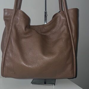 Chic Tan pebbled Leather Shoulder Bag